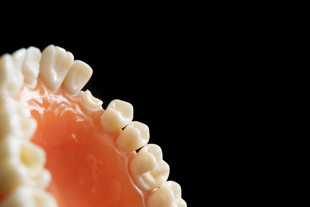矯正治療後の後戻りを防ぐ方法はコスパ重視でどうする？