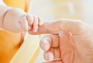 矯正治療の痛みと通院回数の関係はどのようなものですか？